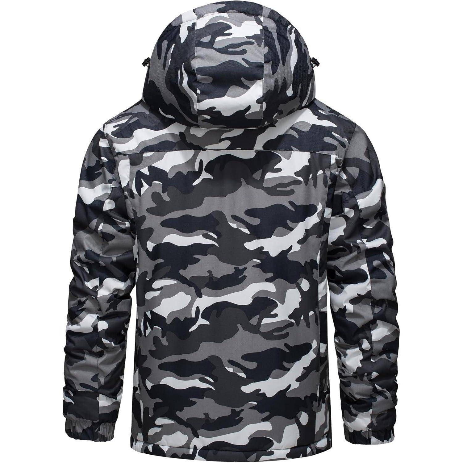Eine Jacke mit Tarnmuster und Kapuze in Schwarz-, Grau- und Weißtönen, von hinten auf einem neutralen Hintergrund präsentiert.
