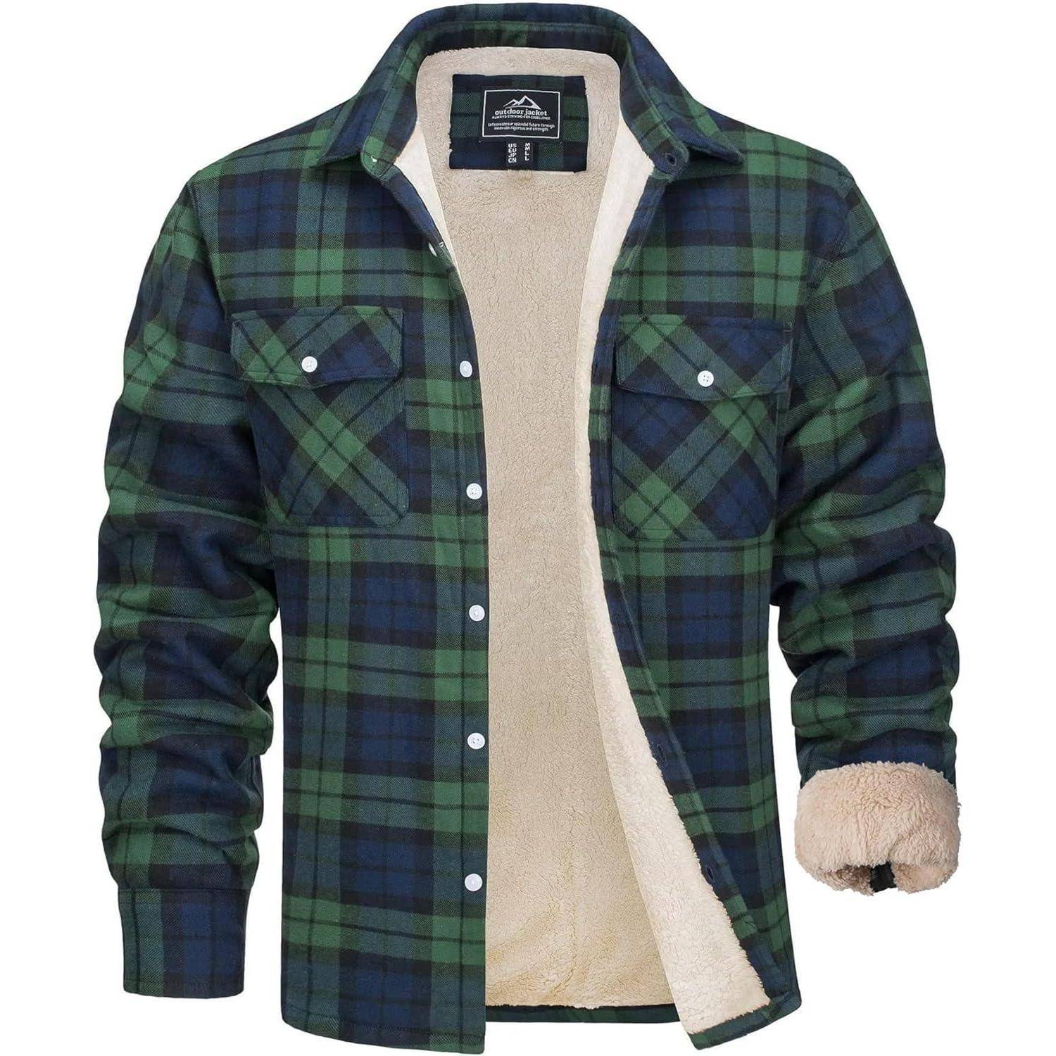 Eine grüne und marineblau karierte Winterjacke mit einem flauschigen beigen Futter und Knopfverschluss, ausgestattet mit zwei Brusttaschen und einem umlegbaren Kragen.