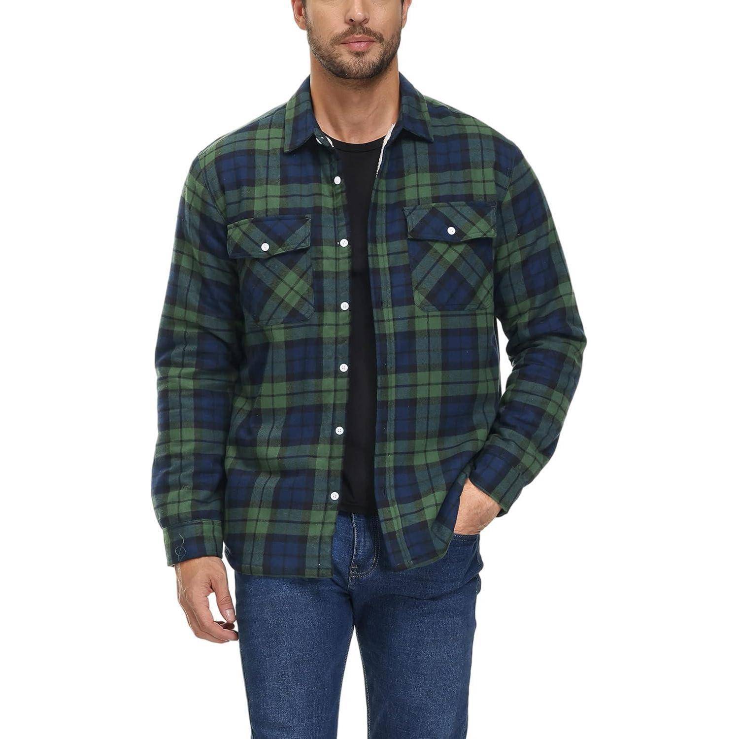 Eine Person trägt ein kariertes Hemd in Grün und Blau sowie blaue Jeans und steht mit einer Hand in der Hosentasche, nach vorne gerichtet.