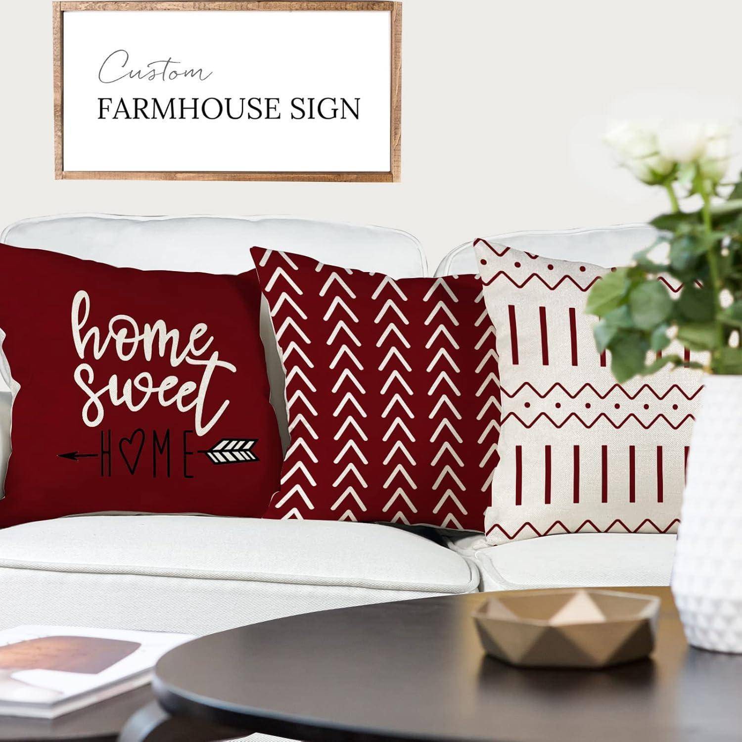 Couch mit gemusterten Kissen und einem dekorativen Schild, auf dem ‚Custom Farmhouse Sign' steht.