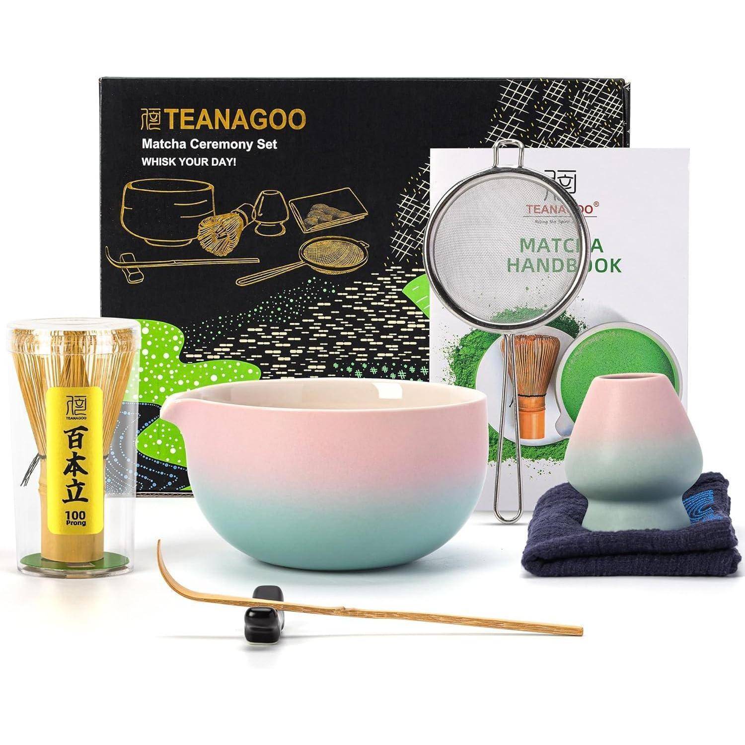 Matcha-Tee-Set enthält eine pastellfarbene Rührschale, Schneebesen, Messlöffel, Sieb, Schneebesenhalter und Handbuch. Ideal für die Teezubereitung.