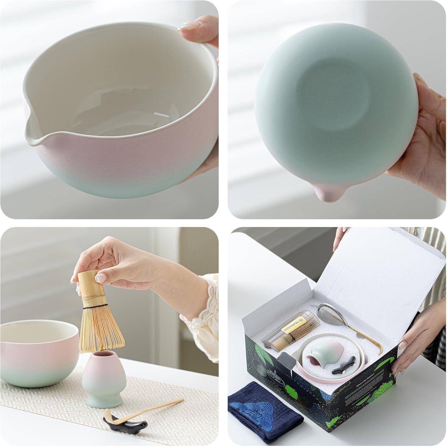 Ein Matcha-Tee-Set bestehend aus einer Keramikschale und einem Schneebesen wird präsentiert. Das Set umfasst einen Löffel und traditionelle Utensilien, die in einer dekorativen Box arrangiert sind.
