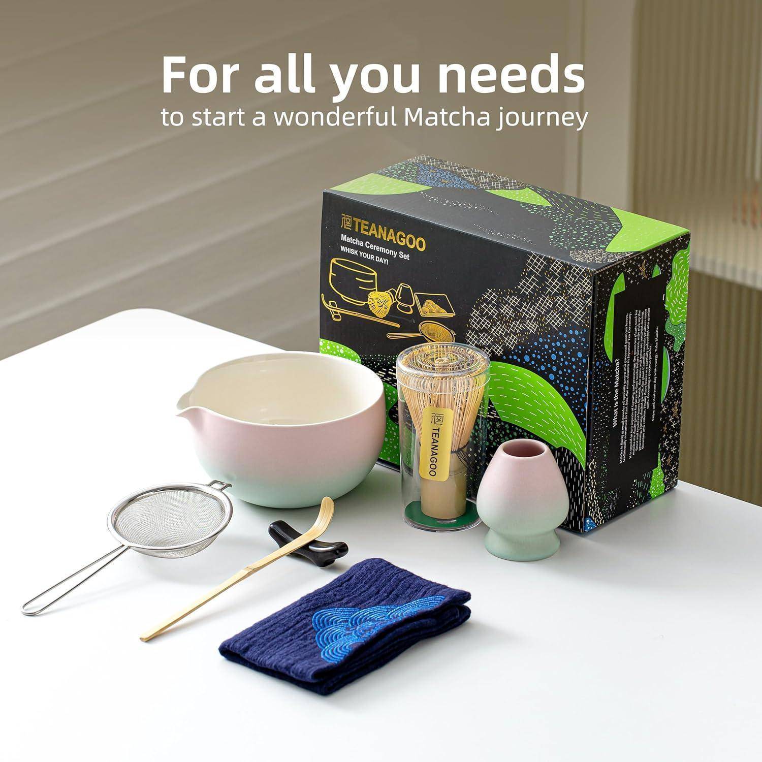 Ein Matcha-Tee-Set mit einer Schale, einem Bambusbesen, einem Löffel, einem Sieb und einem Tuch; auf der Box steht „TEANAGOO Matcha Zeremonie Set