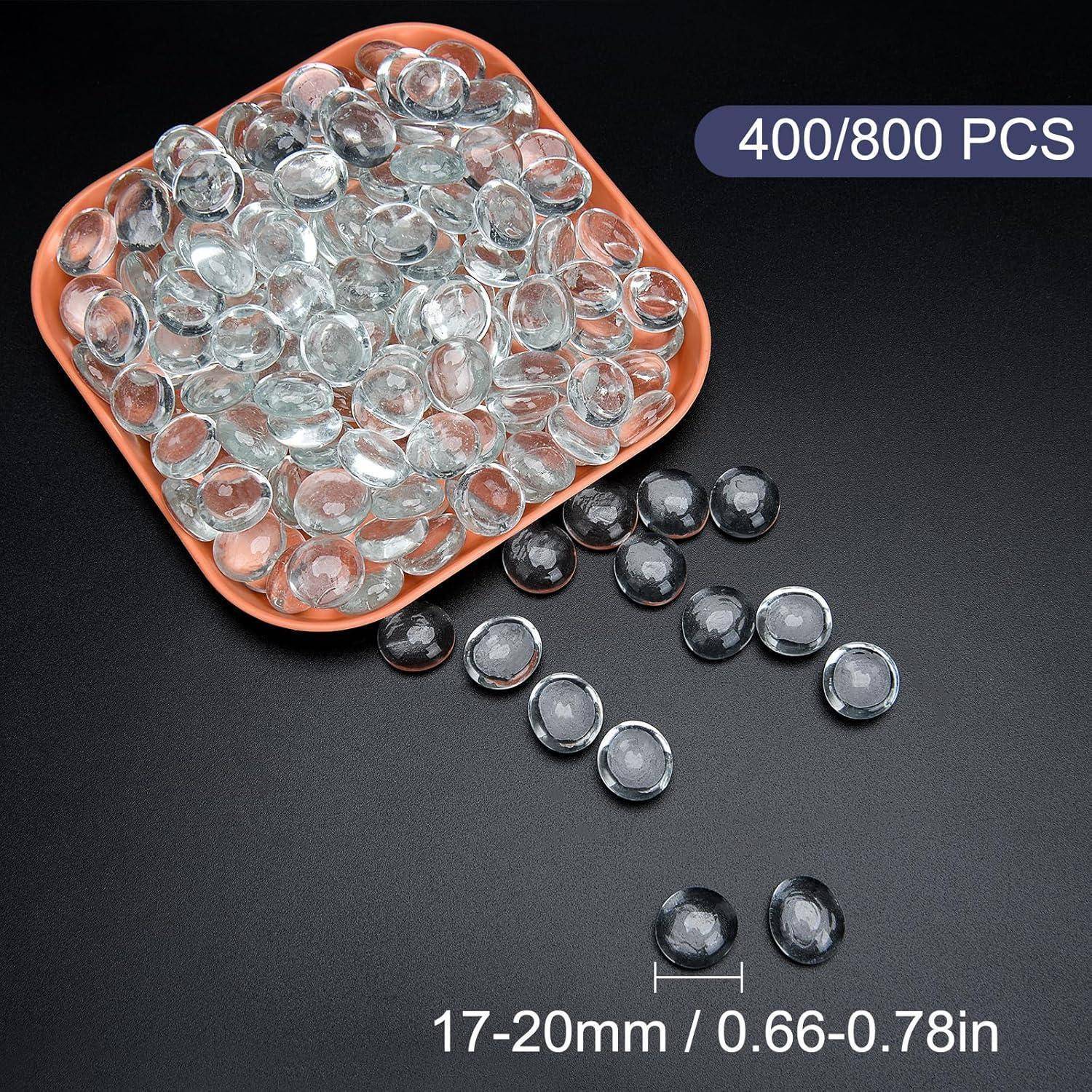 Ein quadratisches Tablett hält durchsichtige und schwarze Glassteine, die mit '400/800 STK.' beschriftet sind und eine Größe von '17-20mm / 0.66-0.78 Zoll' aufweisen.
