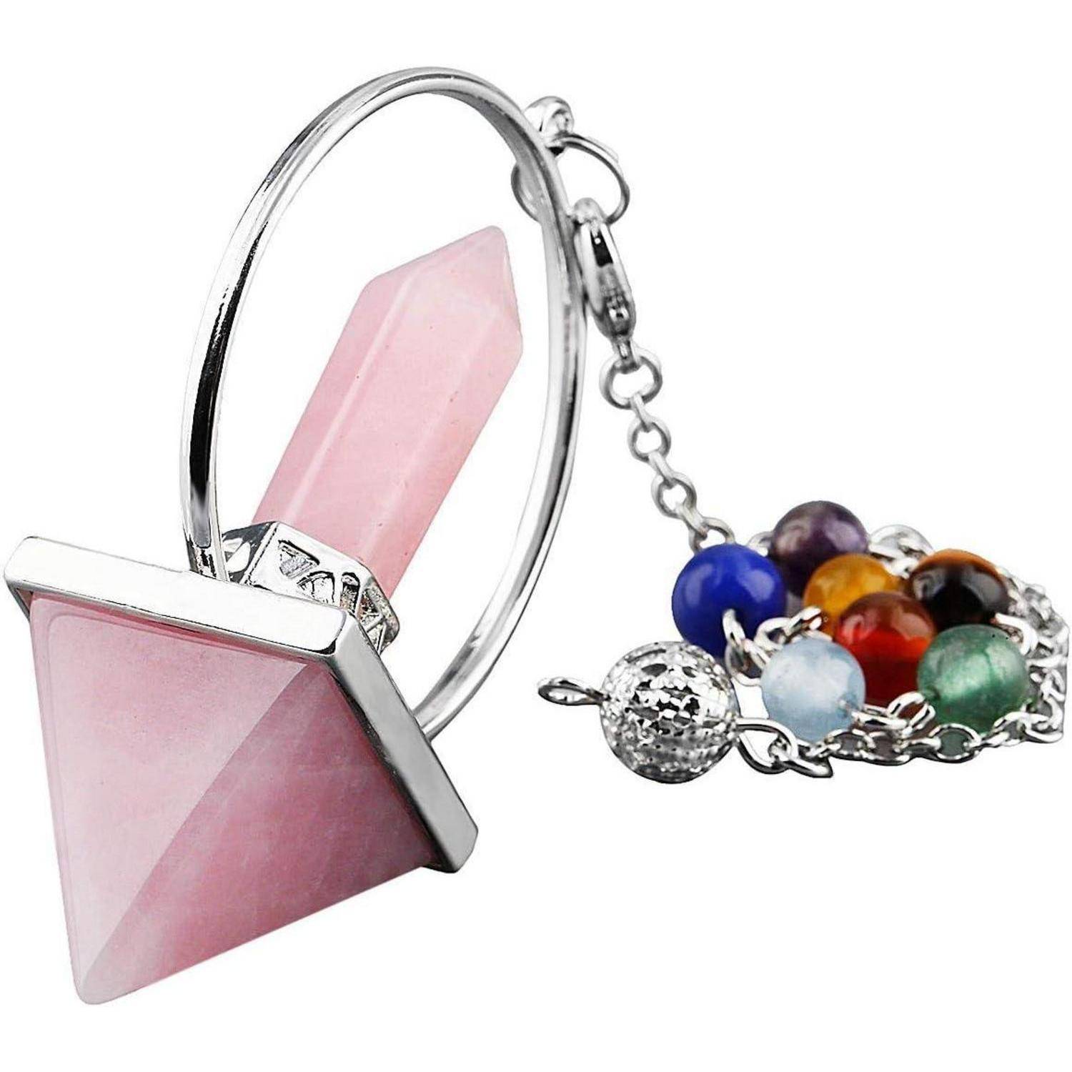 Ein Pendel mit einer rosa Kristallpyramide und geschliffener Spitze, an einer Kette mit verschiedenfarbigen Perlen befestigt.
