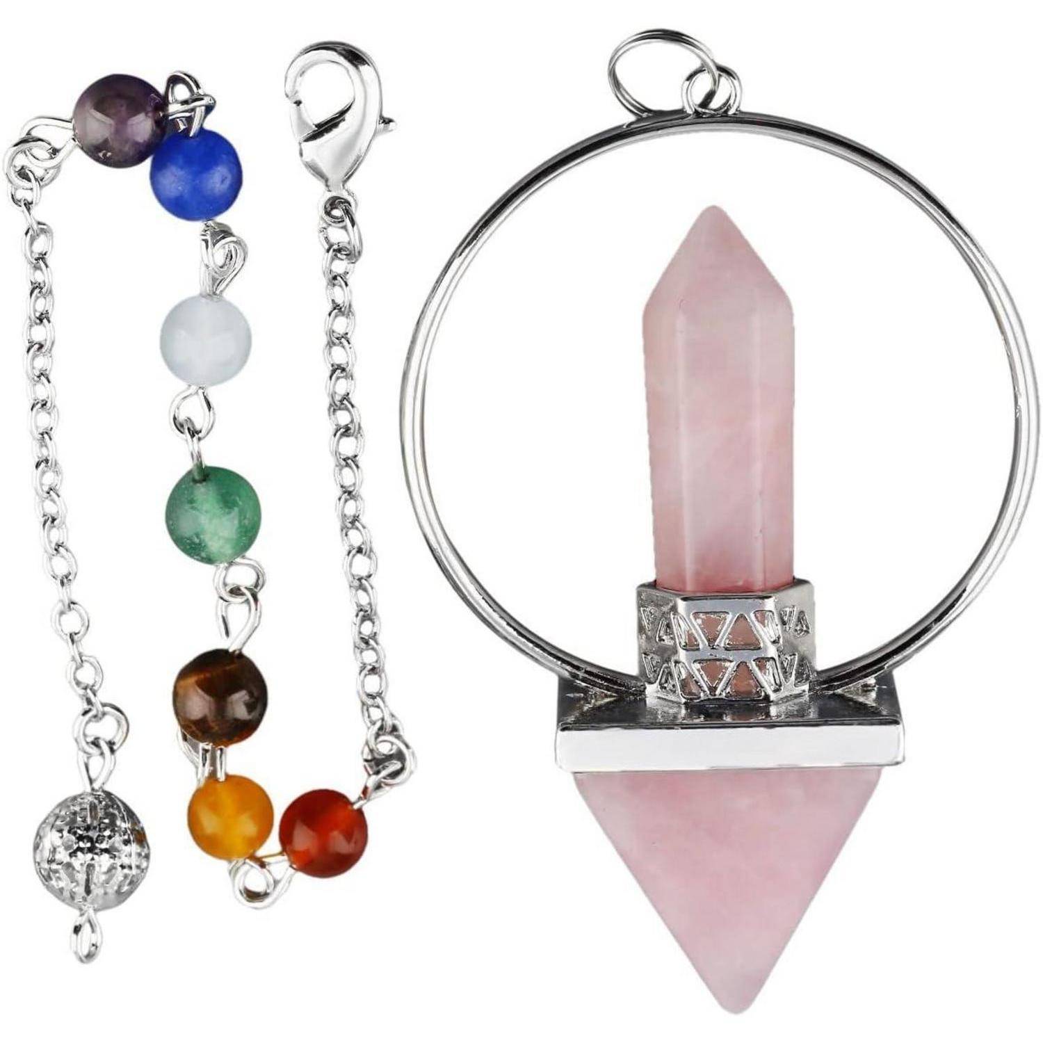 Ein silberner Chakra-Pendel mit mehrfarbigen Perlen und einem Rosenquarz-Kristall-Anhängerring-Set, verwendet für Meditation und Heilung.