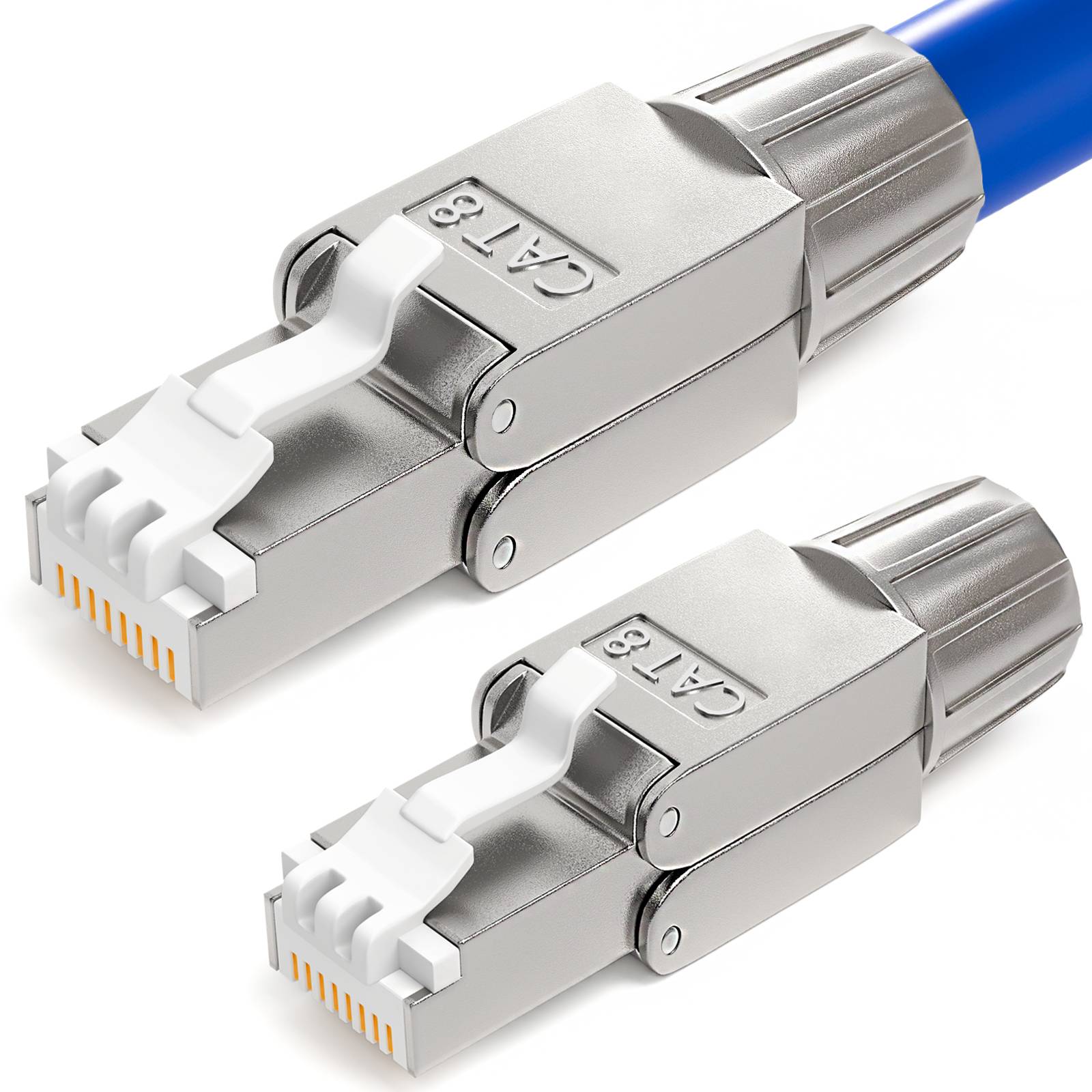 Zwei CAT8-Ethernet-Steckverbinder auf weißem Hintergrund, einer an einem blauen Kabel angebracht und einer separat.