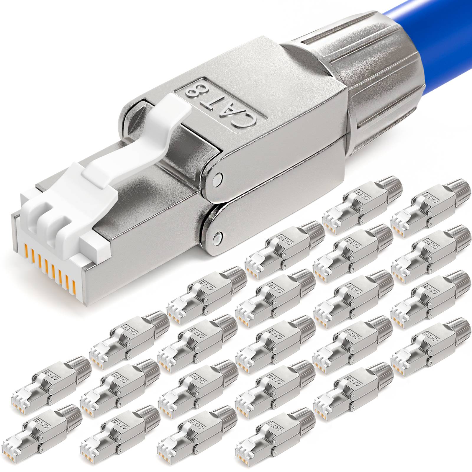CAT7 Ethernet-Stecker in Reihen angeordnet, wobei ein sichtbares Ende metallische Kontakte zeigt, verbunden mit einem blauen Kabel.