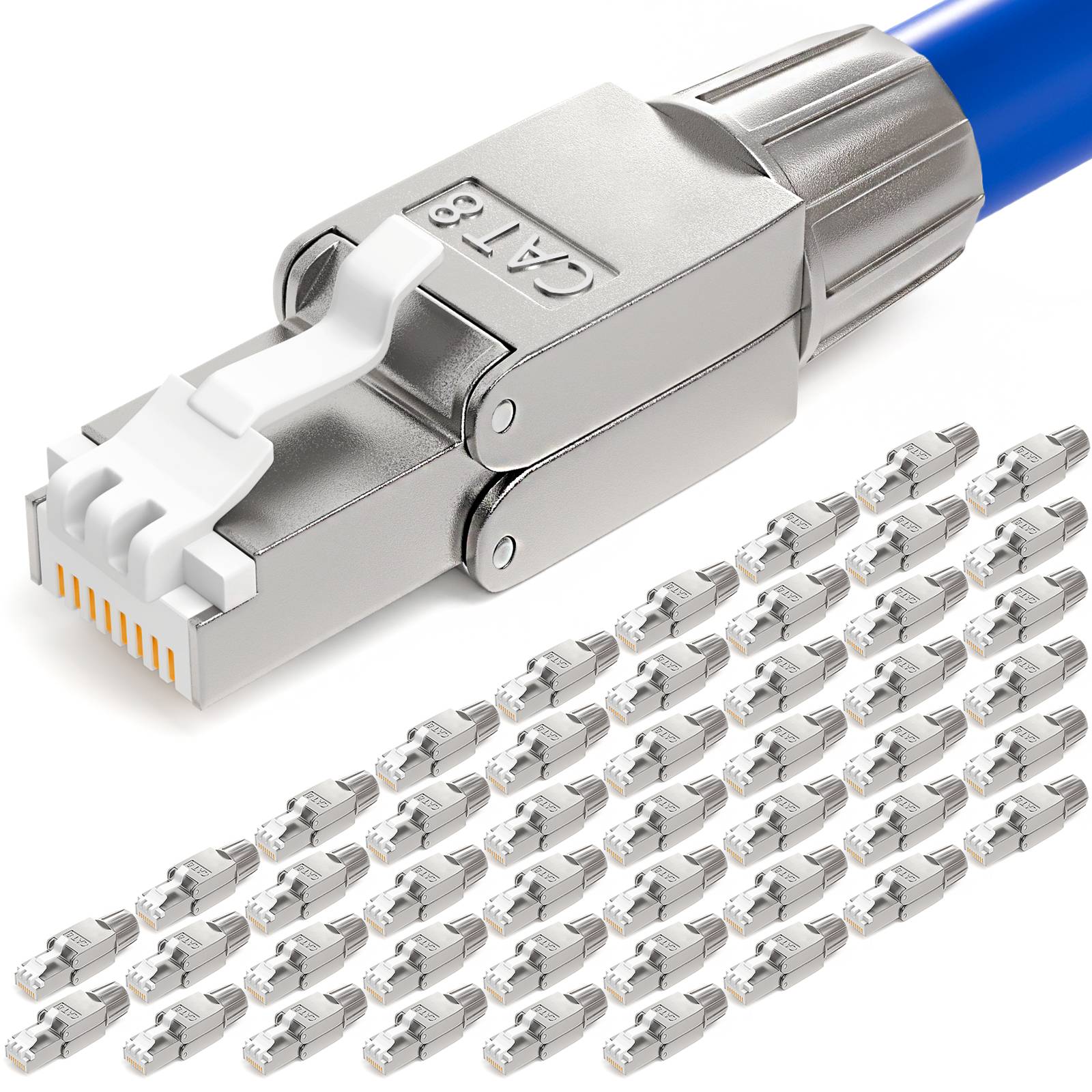Nahaufnahme eines Ethernet-Kabels mit einem CAT7-Metallstecker, gezeigt über einem wiederholten Muster kleinerer passender Stecker auf weißem Hintergrund.