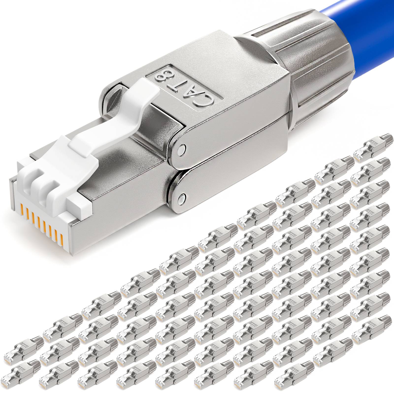 Ein blaues Cat8-Ethernet-Kabel mit einem Metallstecker wird zusammen mit zahlreichen RJ45-Steckverbindern gezeigt, was auf Netzwerkverbindungen hindeutet.