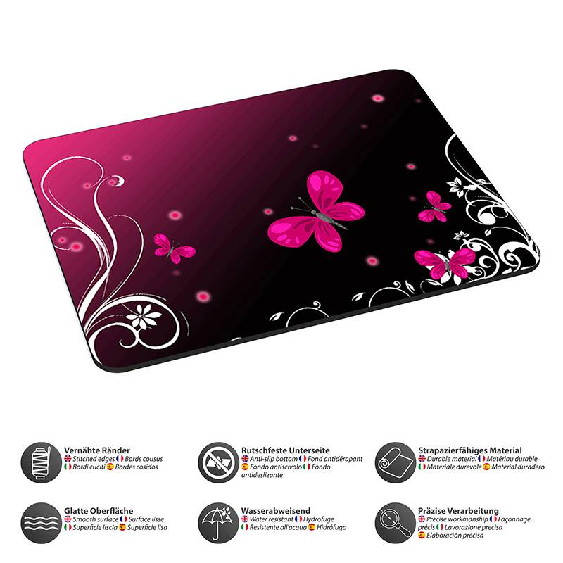 Rosa Schmetterling und florale Gestaltung auf einer schwarzen Matte mit abgerundeten Kanten, die dekorative Elemente hervorhebt. Symbole darunter unterstreichen Eigenschaften wie Haltbarkeit und Wasserresistenz.