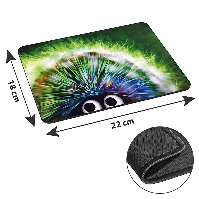 Ein bunter Zeichentrickcharakter mit großen Augen ist auf einer 22 cm x 18 cm rechteckigen Matte gedruckt. Eine Detailansicht zeigt das rutschfeste Material.