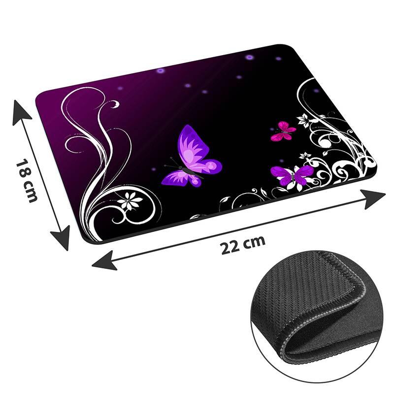 Ein schwarzes und lila Blumen-Mousepad mit Schmetterlingen, mit den Maßen 22 cm x 18 cm, gezeigt mit einer detaillierten Ansicht seiner rutschfesten Unterseite.