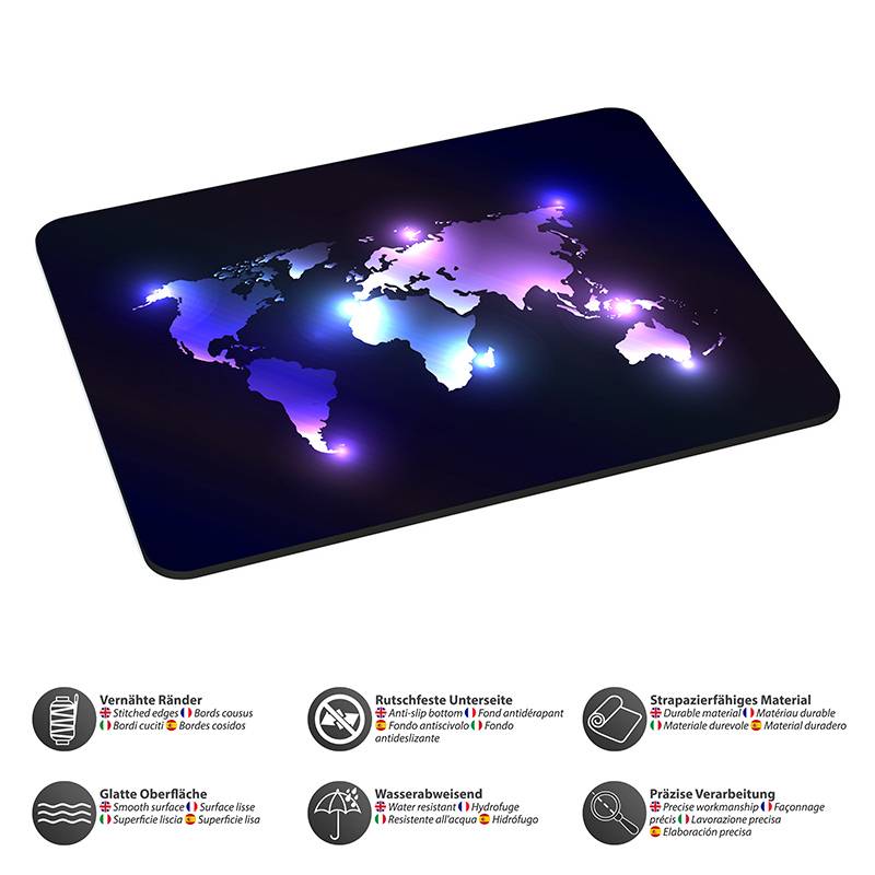 Ein Mousepad mit einem leuchtenden Weltkarten-Design in Violett- und Blautönen. Symbole darunter zeigen Eigenschaften an: strapazierfähige Kanten, rutschfeste Oberfläche, glatte Beschichtung, wasserabweisend und hochwertiger Druck.