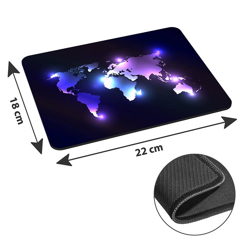 Eine leuchtende Weltkarten-Mausunterlage misst 22 cm x 18 cm, mit einer Nahaufnahme, die das strukturierte Stoffdetail zeigt.