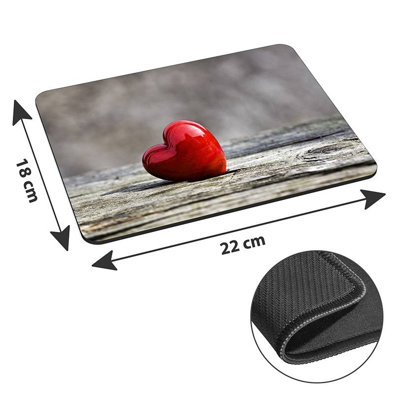 Herzförmiges rotes Objekt auf Holzoberfläche, mit Abmessungen von 18 cm x 22 cm und einer Einblendung, die einen rutschfesten schwarzen Untergrund zeigt.