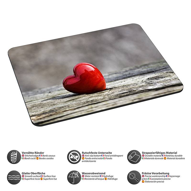 Ein rotes, herzförmiges Objekt ruht auf einer Holzoberfläche. Darunter befinden sich Symbole, die Eigenschaften des Produkts anzeigen, wie Haltbarkeit und Rutschfestigkeit.