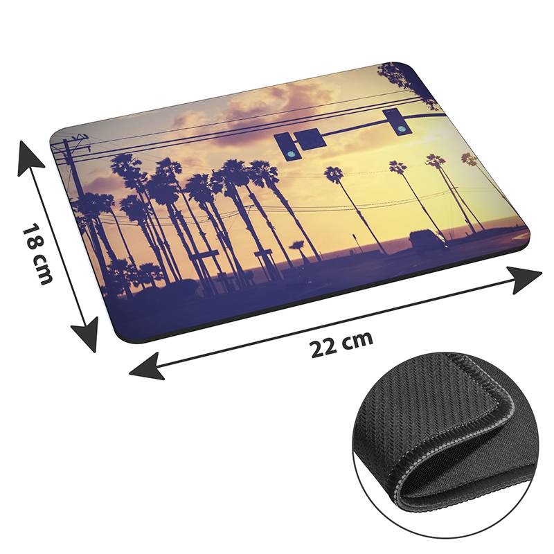 Gummimatte mit einem Sonnenuntergangs-Motiv, das Palmen und Verkehrsampeln zeigt. Abmessungen: 22 cm x 18 cm. Detailaufnahme der strukturierten Oberfläche.