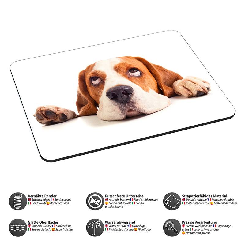 Eine Hündin mit müdem Ausdruck liegt auf einer weißen Oberfläche und ist auf einem Mousepad abgebildet. Darunter befinden sich Icons, die die Funktionen des Mousepads beschreiben.