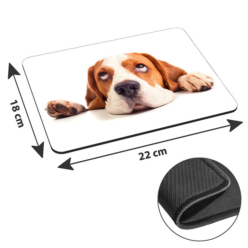 Rechteckige Mausunterlage mit einem Foto eines Hundes, der seinen Kopf ablegt, Abmessungen 22 cm x 18 cm, mit strukturierter schwarzer Unterseite.