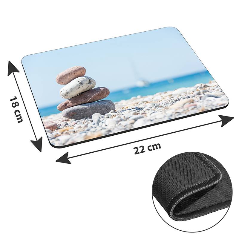 Mousepad mit einem Stapel glatter Steine an einem Kieselstrand mit einem unscharfen Segelboot im Hintergrund. Abmessungen: 22 cm x 18 cm.