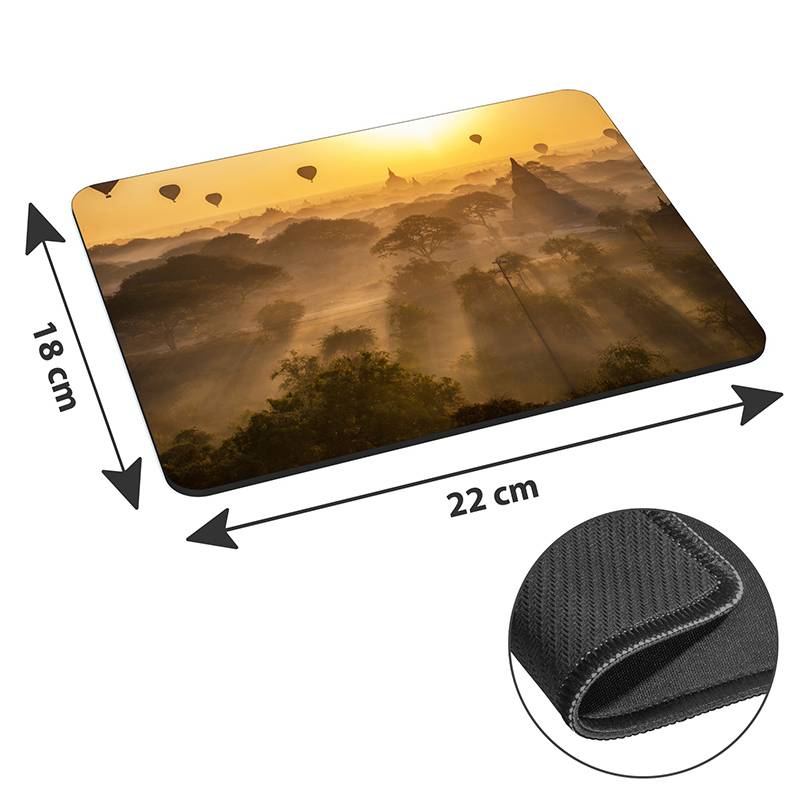 Mousepad mit einem szenischen Druck von Heißluftballons über einer nebligen Landschaft bei Sonnenaufgang. Die Abmessungen betragen 22 cm x 18 cm. Nahaufnahme der Ecktextur.