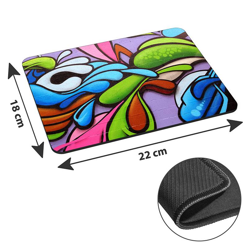 Ein farbenfrohes Mauspad im Graffiti-Stil, mit Abmessungen von 22 cm x 18 cm, ausgestattet mit rutschfester Rückseite, dargestellt in einer kreisförmigen Nahaufnahme.