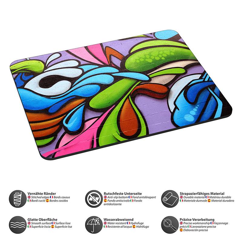Bunte abstrakte Kunstwerke auf einem rechteckigen Teppich mit lebhaften Blumen- und Blattmustern in Rosa, Grün und Blau. Der Text darunter hebt Merkmale wie glatte Oberfläche, rutschfeste Unterseite und Wasserbeständigkeit hervor.