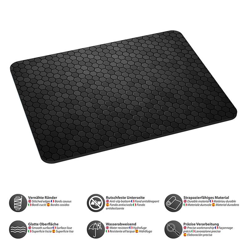 Schwarzes rechteckiges Mauspad mit hexagonalem Muster. Merkmale umfassen glatte Oberfläche, rutschfeste Unterseite, Langlebigkeit, Wasserresistenz und präzise Bearbeitbarkeit.