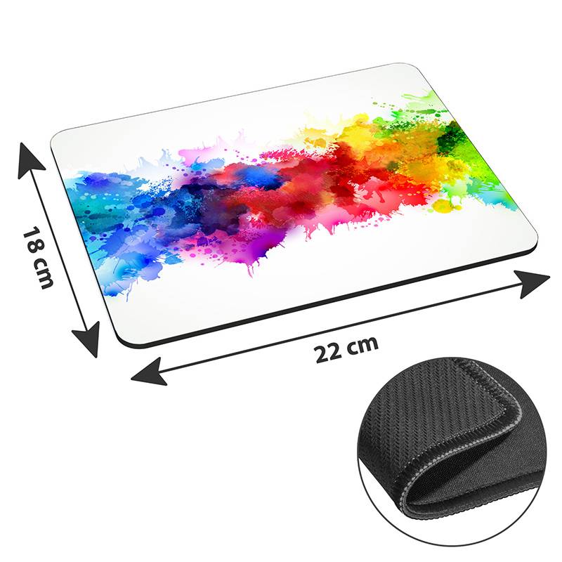 Rechteckige Mausunterlage mit mehrfarbigem Farbspritzer-Design, die Abmessungen sind mit 22 cm x 18 cm beschriftet, die Nahaufnahme zeigt eine schwarze rutschfeste Rückseite.
