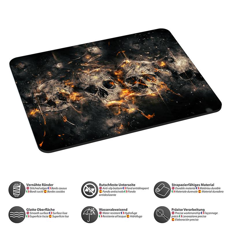 Fußmatte mit feurigem Totenkopf-Design; Eigenschaften umfassen rutschfeste Unterseite, strapazierfähiges Material, glatte Oberfläche, Wasserresistenz und präzise Verarbeitung.