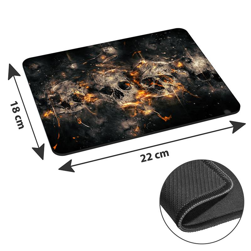 Ein schwarzes rechteckiges Mauspad mit den Maßen 22 cm x 18 cm zeigt ein feuriges Schädel-Design. Eine Detailansicht zeigt das rutschfeste Rückenmaterial.