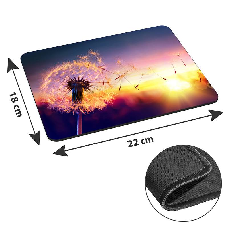 Ein Löwenzahn mit wegfliegenden Samen vor einem Abendhimmel auf einem 22 cm x 18 cm großen Mousepad. Einlage zeigt die rutschfeste Gummirückseite.