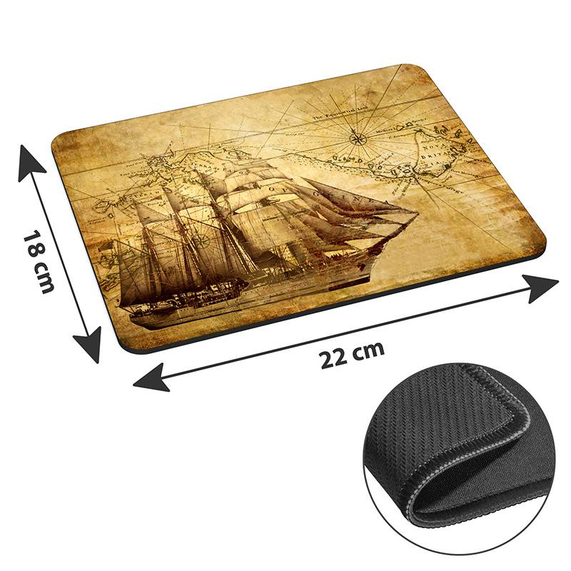 Ein Mousepad im Vintage-Stil in Brauntönen mit einer Schiffsillustration, das 22 cm x 18 cm misst und eine rutschfeste Unterseite besitzt.