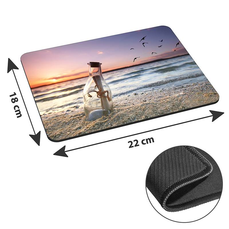 Mousepad mit einer Strandszene: eine Flasche mit Muscheln auf Sand, Sonnenuntergang und Vögel, die über das Meer fliegen. Abmessungen: 22 cm x 18 cm.