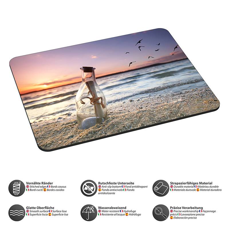 Eine Glasflasche mit einem Korken liegt auf einem sandigen Strand bei Sonnenuntergang, während Möwen über dem Meer fliegen. Icons unterhalb beschreiben die Produktmerkmale.
