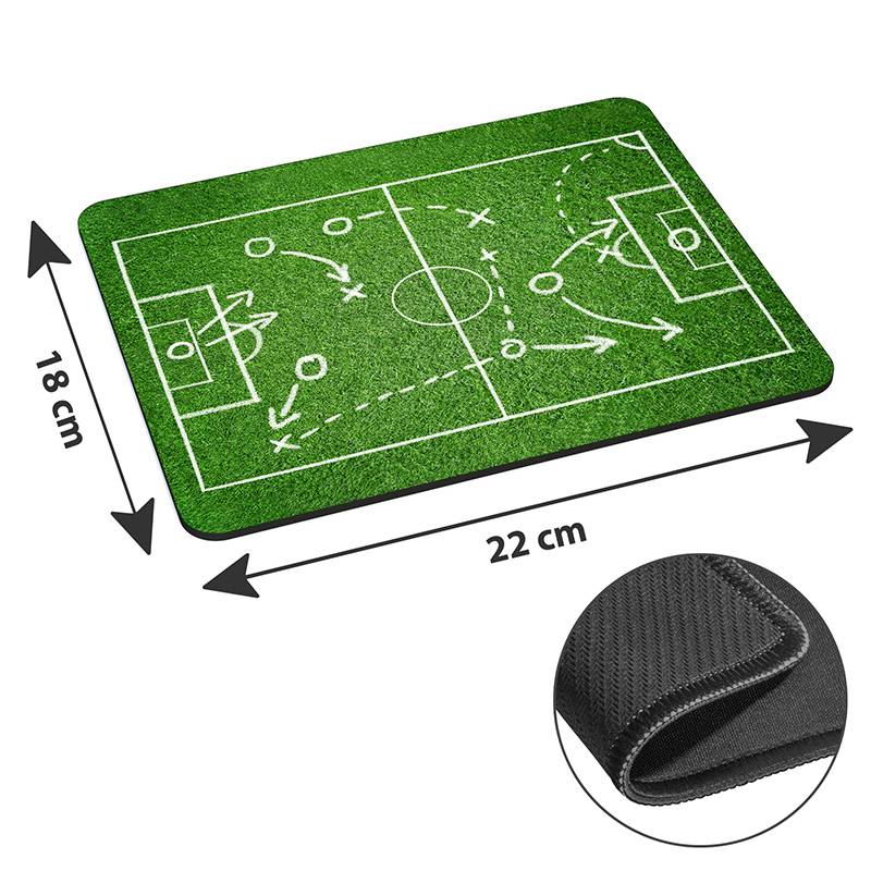 Eine grüne Taktiktafel für Fußball, 22 cm breit und 18 cm hoch, zeigt ein Feld mit taktischen Markierungen und einen Einschub, der die strukturierte Rückseite hervorhebt.