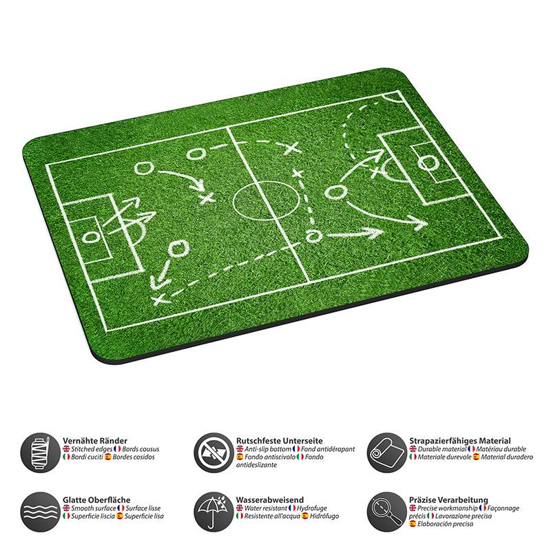 Eine grüne Taktiktafel für Fußball mit weißen Markierungen zeigt strategische Spielerbewegungen und Positionen, mit Pfeilen, die Richtungen angeben.