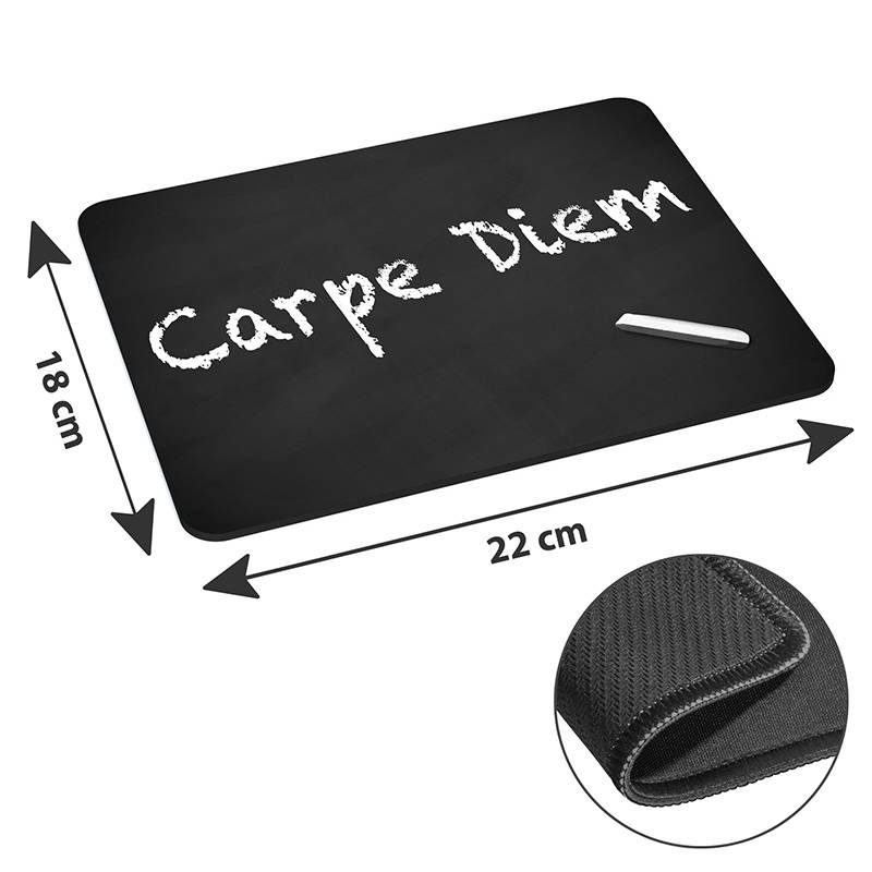 Ein schwarzes Mousepad mit der Aufschrift 'Carpe Diem' in weißer, kreideähnlicher Schrift. Es misst 22 cm x 18 cm. Ein kleines weißes Kreidestück befindet sich neben dem Text.