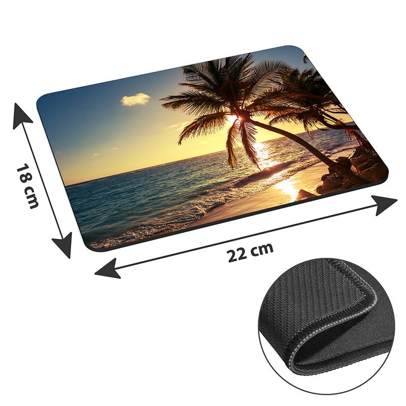 Mousepad mit einem Strandsonnenuntergang und Palmen, misst 22 cm x 18 cm. Eine Einlage zeigt die strukturierte rutschfeste Rückseite.