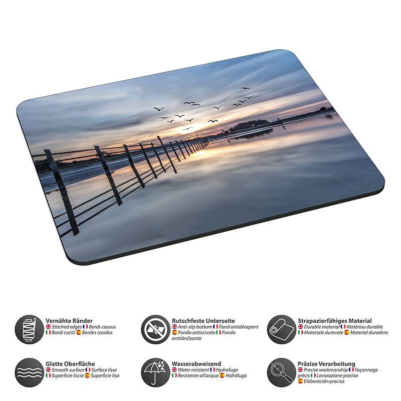 Ein Mousepad mit einer friedvollen Sonnenuntergangsszene über Wasser, auf dem Vögel fliegen, flankiert von Icons, die seine glatte Oberfläche, Haltbarkeit und Wasserbeständigkeit hervorheben.