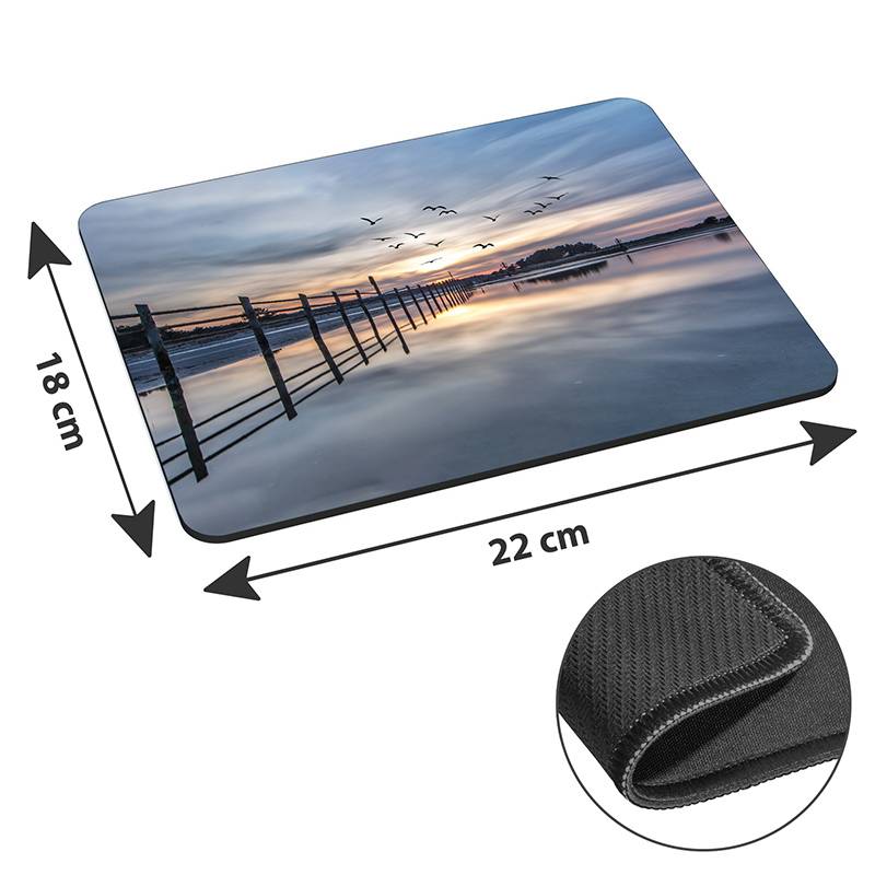 Ein rechteckiges Mousepad mit einem Sonnenuntergang über einem See und fliegenden Vögeln, misst 22 cm x 18 cm. Detailaufnahme zeigt die strukturierte Kante.