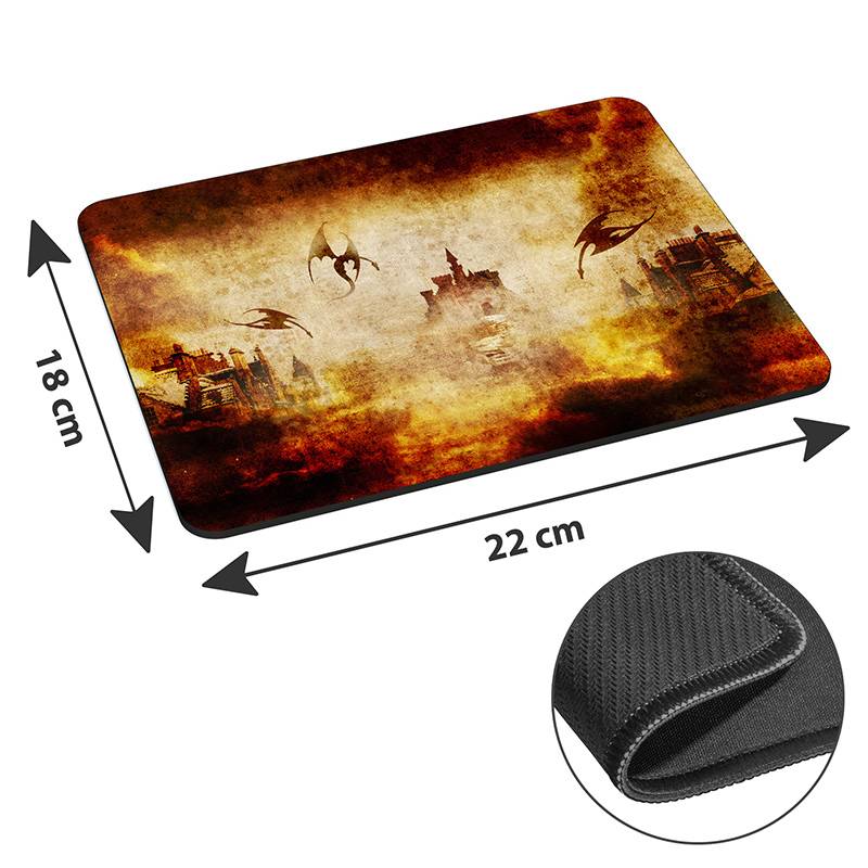 Rechteckige Mausunterlage, 22x18 cm, mit einer Fantasyszene, auf der Drachen über Burgen vor einem feurigen Himmel fliegen.