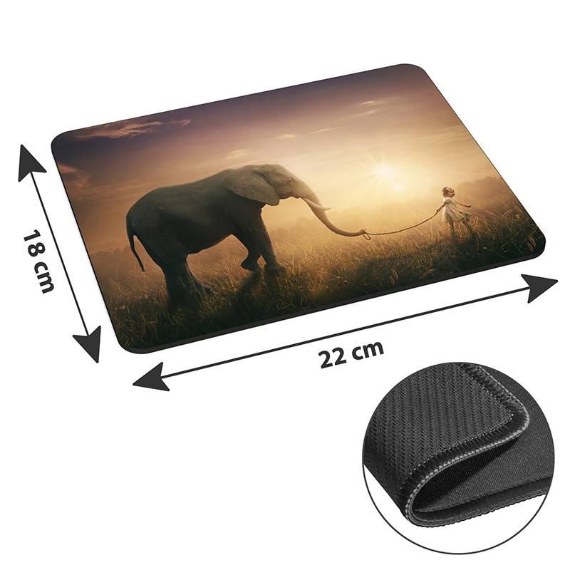 Ein Kind hält den Rüssel eines Elefanten in einem sonnigen Feld; Mauspad-Abmessungen: 18 cm x 22 cm. Nahaufnahme zeigt strukturierte Kantendetails.