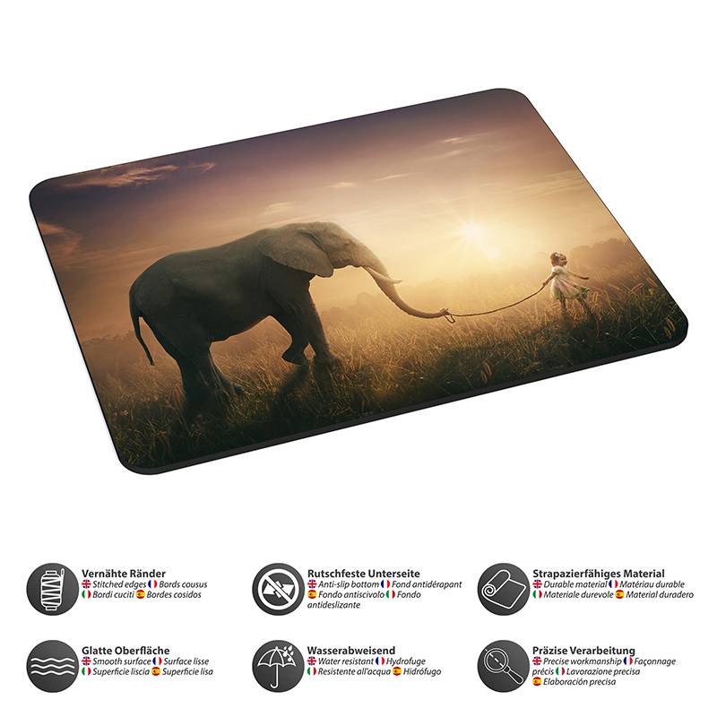 Eine Person, die einen Elefanten an der Leine bei Sonnenuntergang auf einem Grassfeld führt. Text unten beschreibt Produktmerkmale einer Dekorationsunterlage.