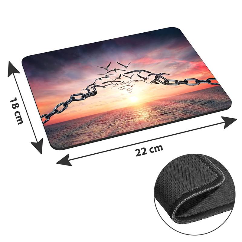 Ein Mousepad mit einer sich über dem Ozean bei Sonnenuntergang brechenden Kette. Die Abmessungen betragen 22 cm x 18 cm. Eine Einblendung zeigt die strukturierte Rückseite.