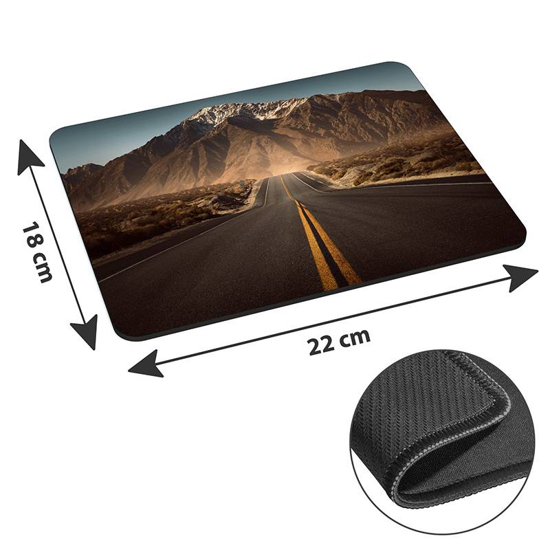 Mauspad mit Bergstraße, Maße 22 cm x 18 cm, mit einer Abbildung einer Straße, die zu schneebedeckten Bergen führt; Nahaufnahme der Gummibasis.