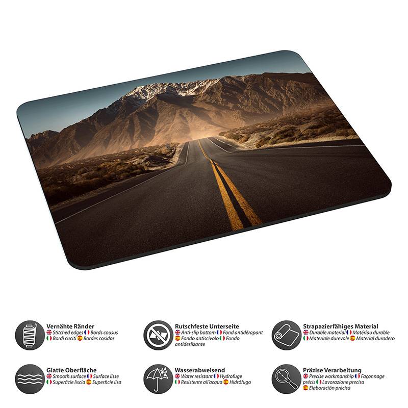 Ein langer Weg erstreckt sich in Richtung ferner, schneebedeckter Berge unter einem klaren Himmel. Icons unten heben Langlebigkeits- und Wasserdichtigkeitseigenschaften hervor.