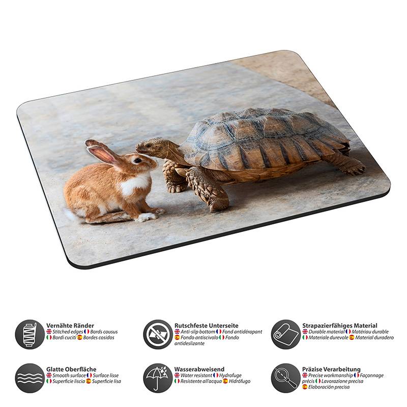 Ein Hase und eine Schildkröte bewegen sich auf einer glatten Oberfläche. Die Grafiken unten heben die Merkmale hervor: abgerundete Kanten, rutschfest, strapazierfähig, glatt, wasserabweisend.