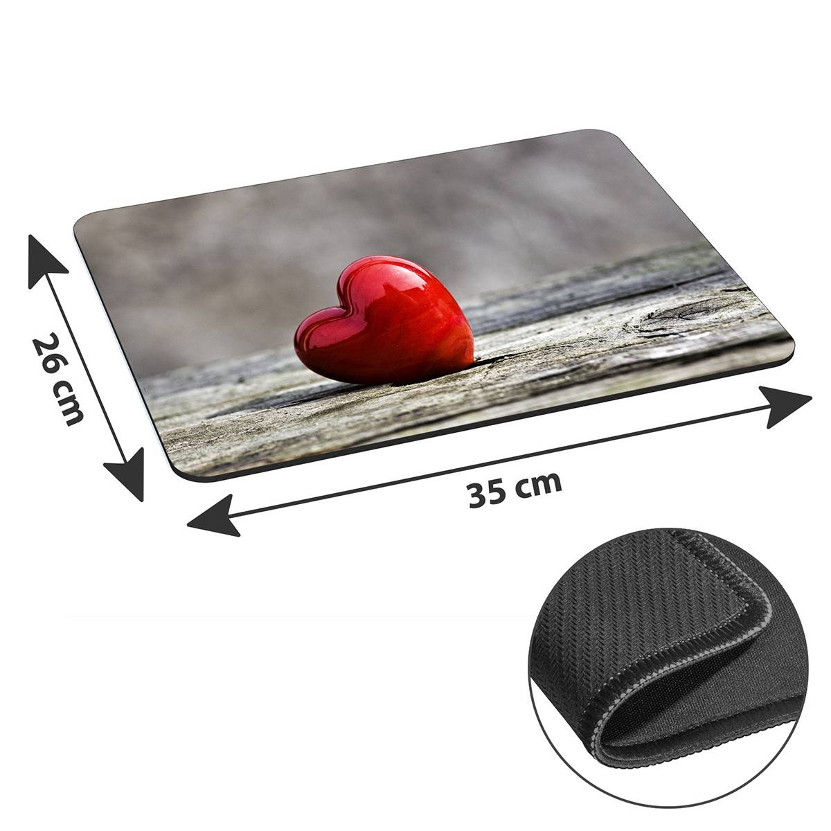 Ein herzförmiges rotes Objekt auf einem rechteckigen Mousepad mit den Abmessungen 26 cm x 35 cm. Einblendung zeigt die strukturierte rutschfeste Rückseite.